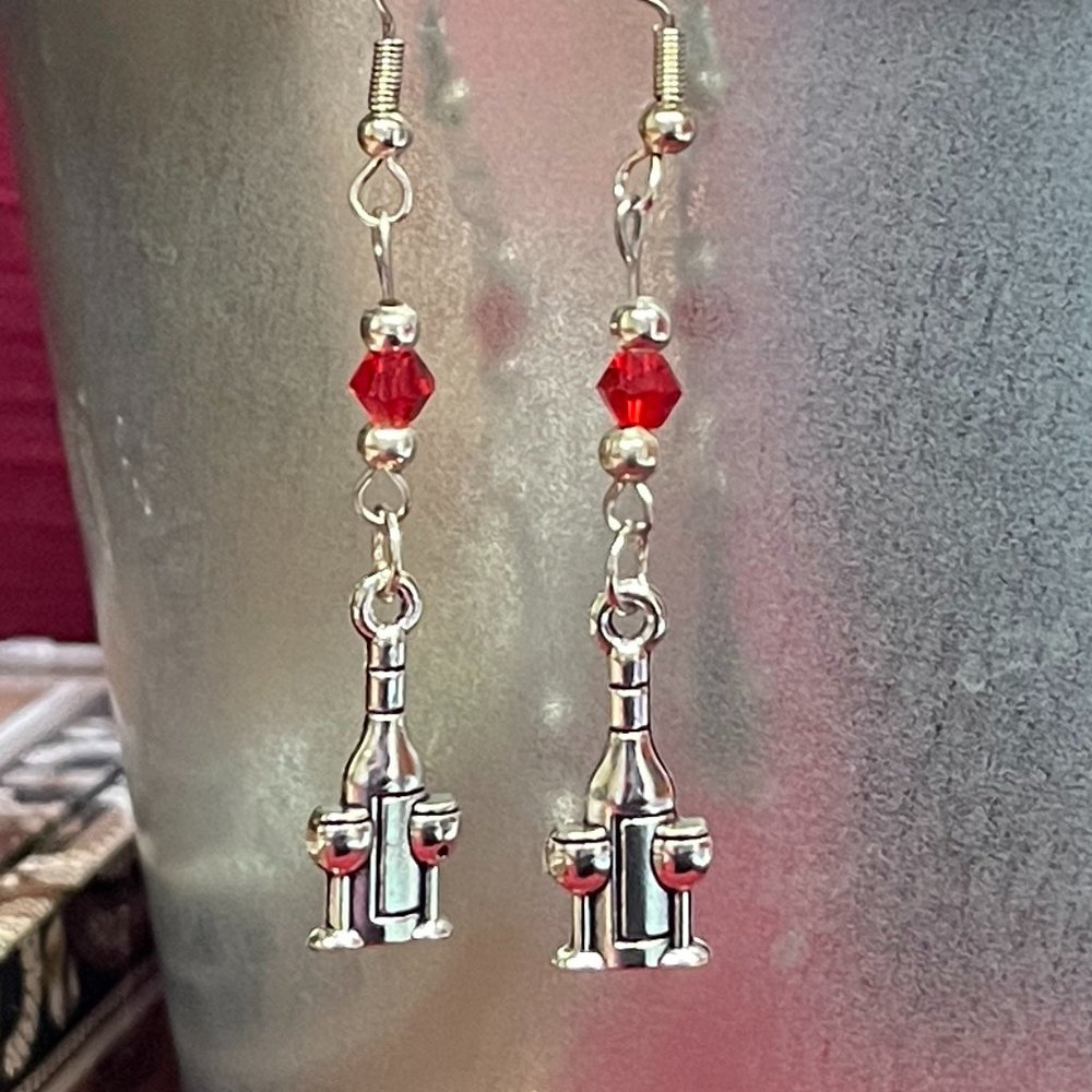 Fun pair of earrings, Silver Colored Wine Bottle with Glasses. Brand New!